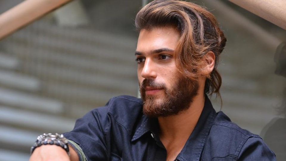 Herec Can Yaman ztvárnil stejnojmennou postavu v Zasněné lásce. Je Štír